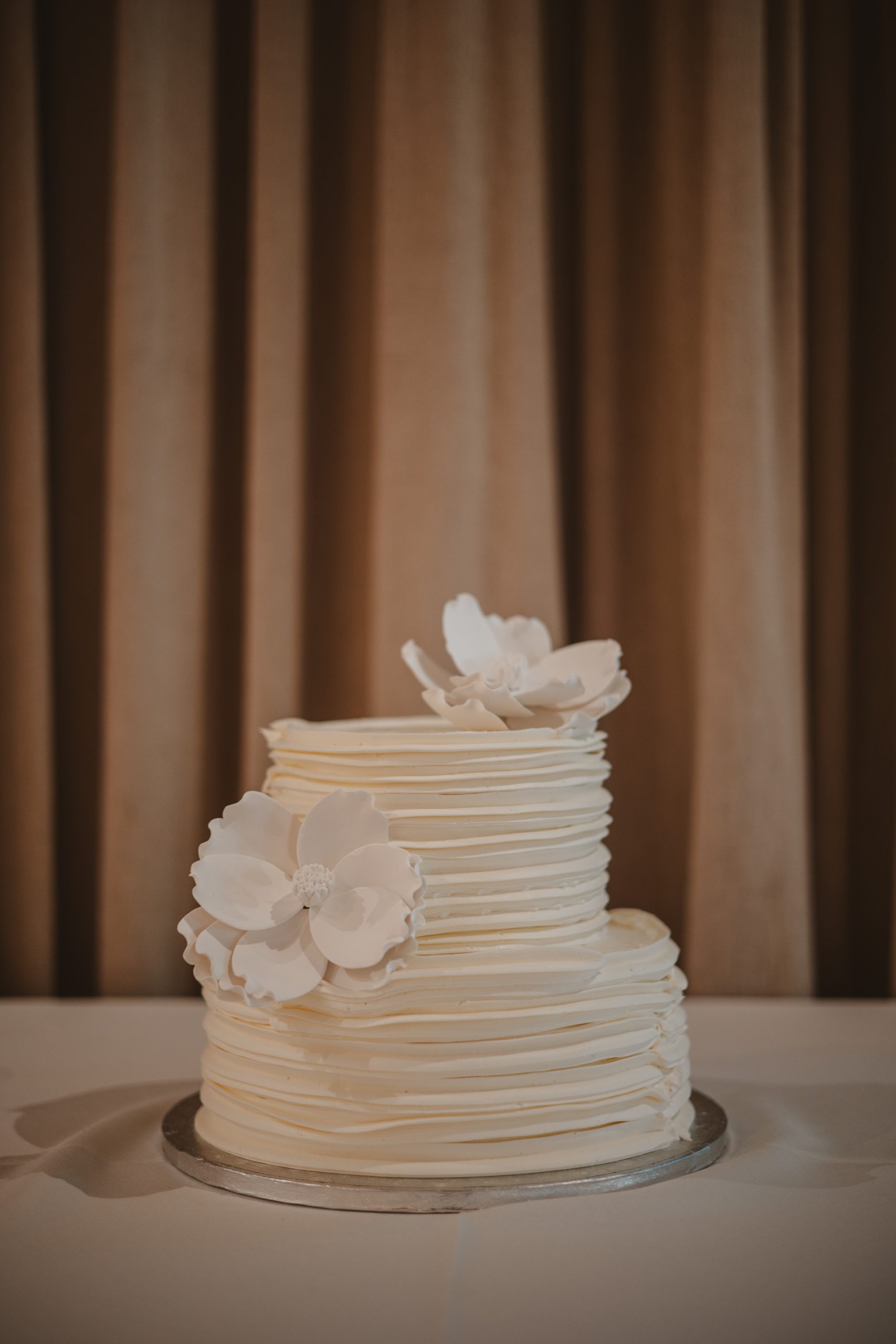 Charleston wedding photographer captures the wedding cake at Middleton place Wedding