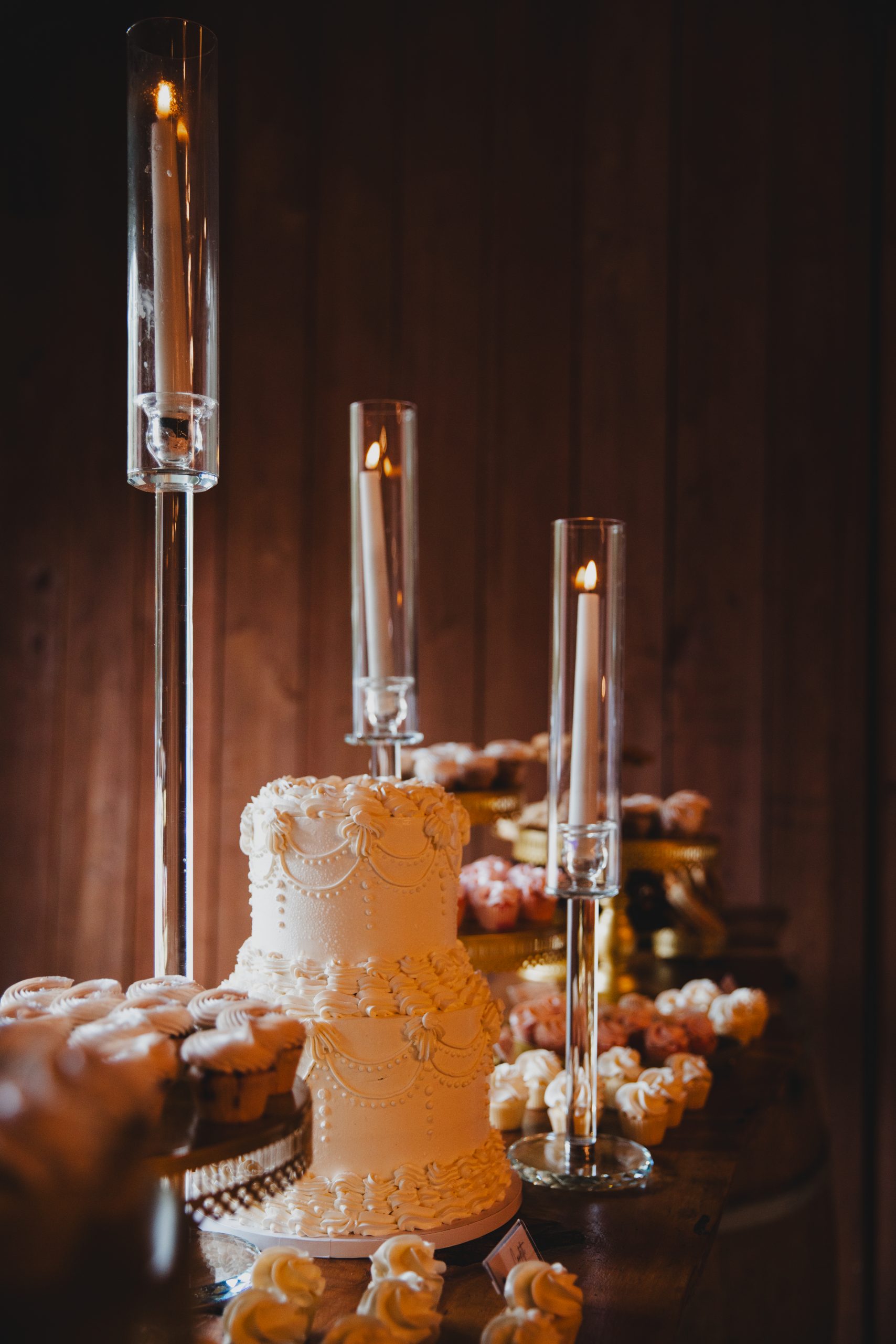Charleston wedding photographer captures the beautiful wedding cake at Eden at Gracefield.
